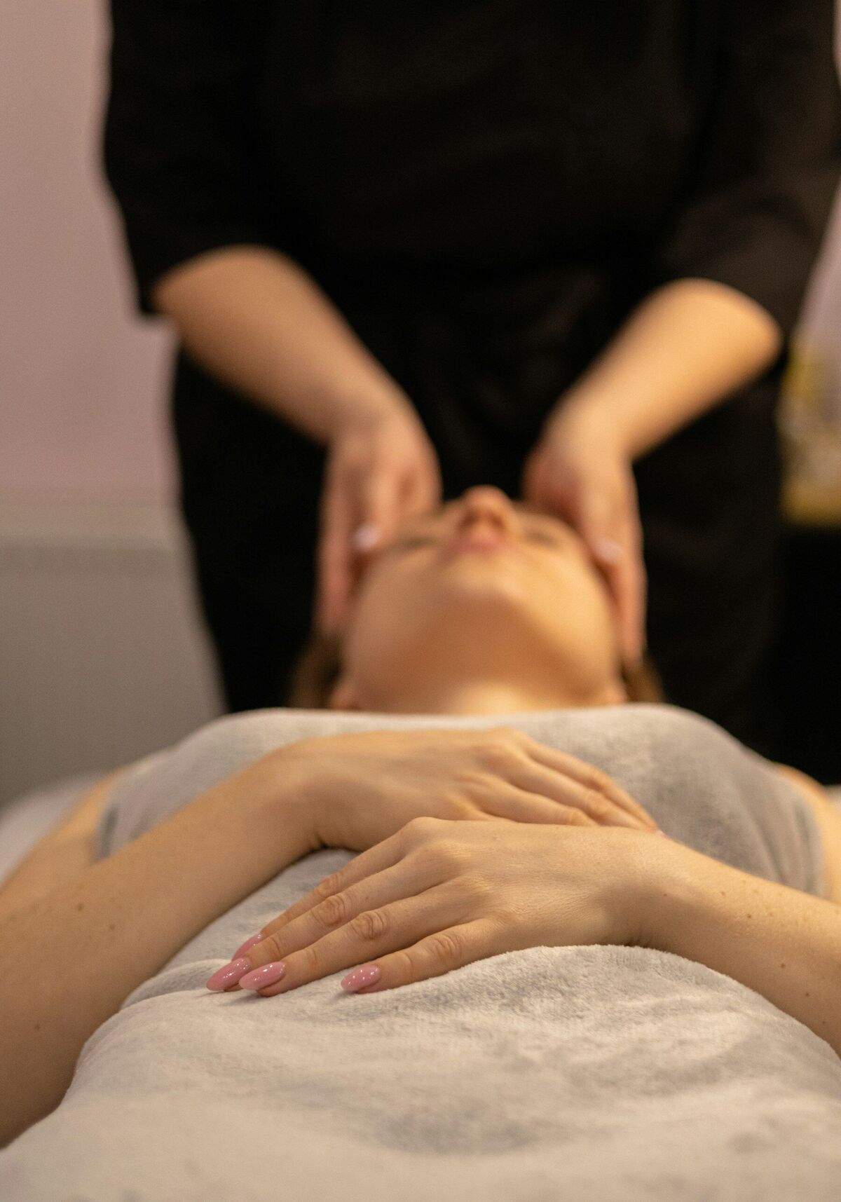 AORA Sculpt & Glow — hands-on facial massage